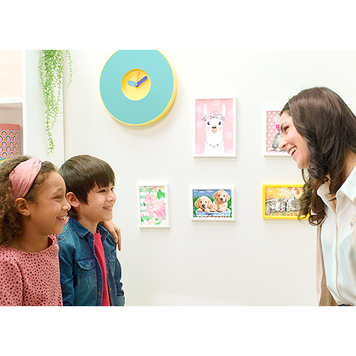 Zwei Kinder präsentieren stolz ihre Malen nach Zahlen Bildergalerie